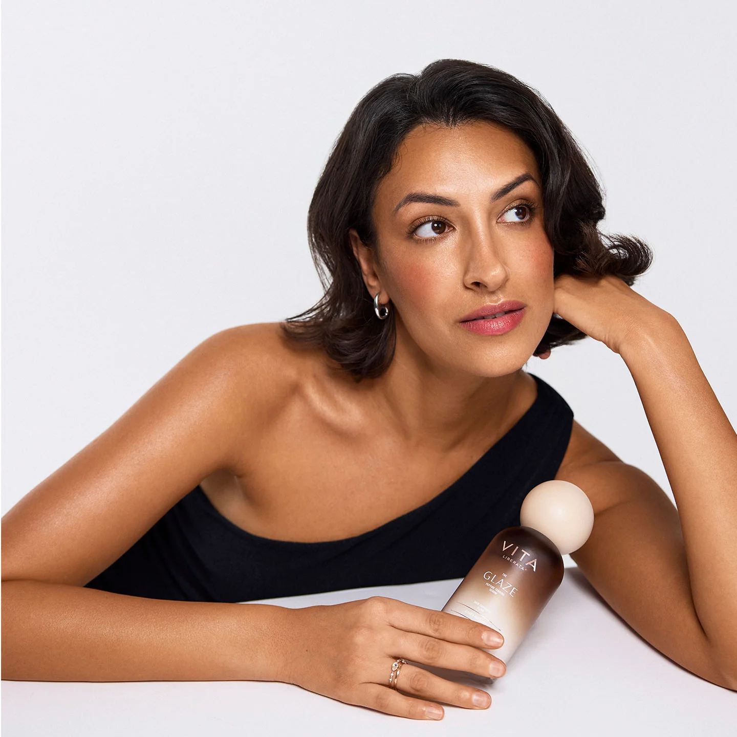 The Glaze Peptide Tanning Serum - Image 3